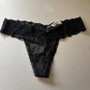 Victoria Secret Women's Size M Black Stretch Lace Thong/String Hipster NWT